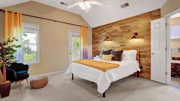 2 dormitorios, escritorio, tabla de planchar con plancha y cuna de viaje