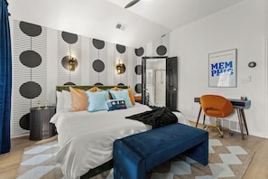 2 habitaciones, escritorio y tabla de planchar con plancha 