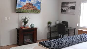 3 bedrooms, desk, iron/ironing board, free WiFi