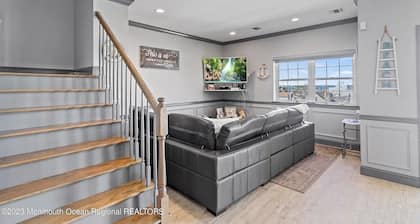 Seaside Condo, 3BD+Bonus rm, 4 Bath, Rooftop deck-ocean/bay views, walk to beach