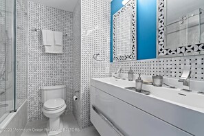 Haartrockner, Handtücher, Seife, Shampoo