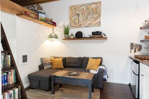 Smart TV, books, offices - TinyHouse Oasis - Hot Tub-Bikes-FirePit-BBQ-Projector-Ax Throwing-Pet Friendly (Boise)