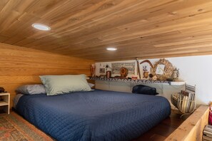 1 bedroom, desk, iron/ironing board, WiFi - TinyHouse Oasis - Hot Tub-Bikes-FirePit-BBQ-Projector-Ax Throwing-Pet Friendly (Boise)