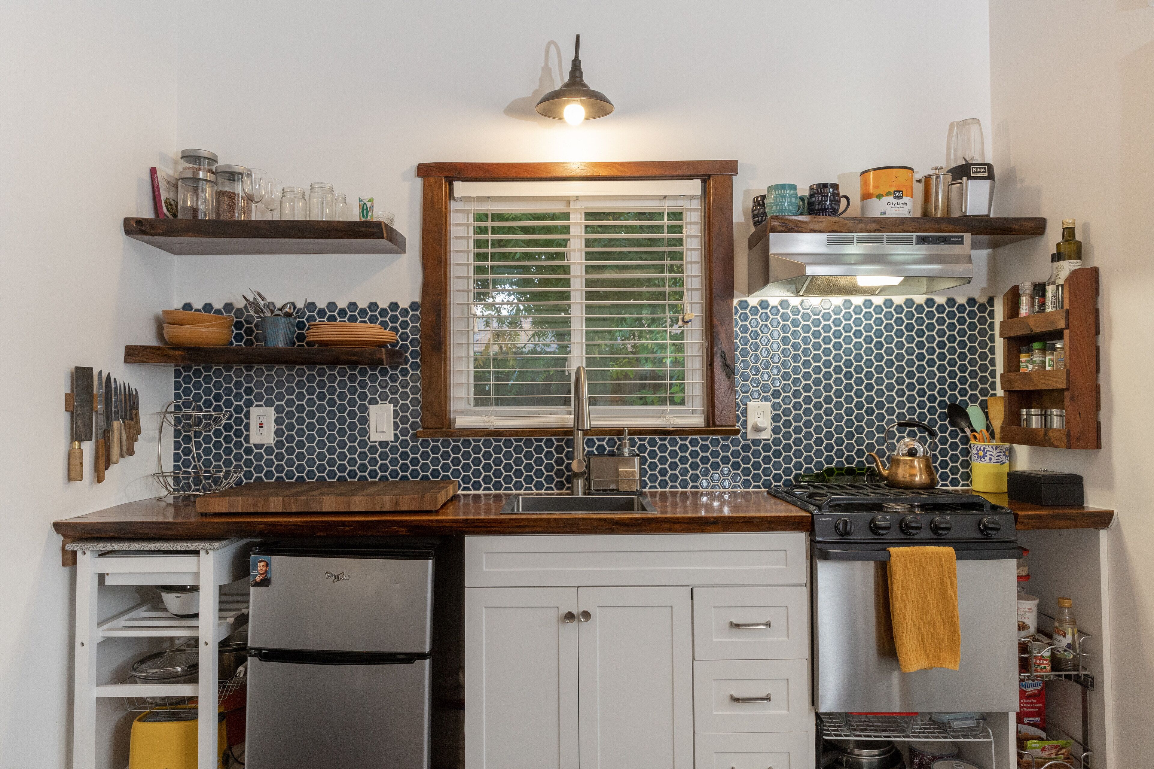 Fridge, oven, stovetop, coffee/tea maker