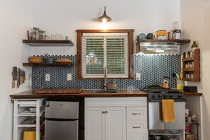 Fridge, oven, stovetop, coffee/tea maker - TinyHouse Oasis - Hot Tub-Bikes-FirePit-BBQ-Projector-Ax Throwing-Pet Friendly (Boise)