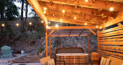 TinyHouse Oasis - Hot Tub-Bikes-FirePit-BBQ-Projector-Ax Throwing-Pet Friendly