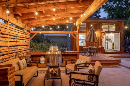 屋外ダイニングエリア. TinyHouse Oasis - Hot Tub-Bikes-FirePit-BBQ-Projector-Ax Throwing-Pet Friendly