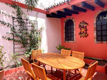 Centro Home with Courtyard & BBQ (238)