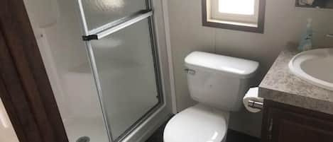 Een douche, handdoeken, zeep