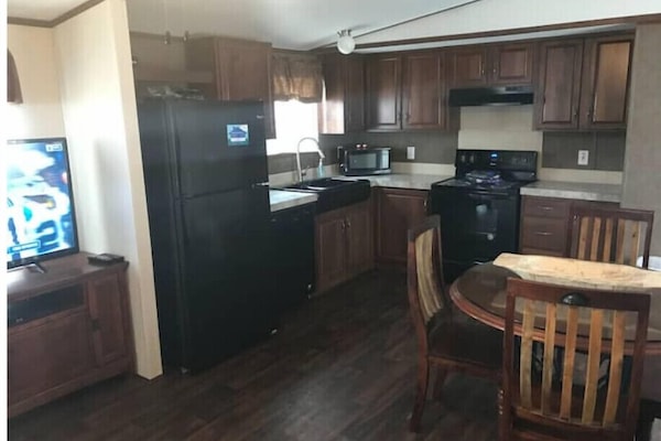 Een magnetron, een oven, een kookplaat, een vaatwasser