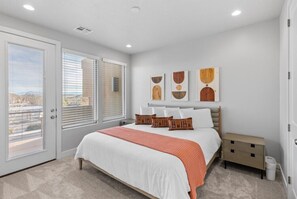 4 bedrooms, desk, iron/ironing board, travel crib - Rooftop Hot Tub, Heated Pool, and Kids Playhouse (Washington)