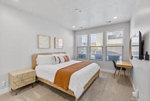 4 bedrooms, desk, iron/ironing board, travel crib - Rooftop Hot Tub, Heated Pool, and Kids Playhouse (Washington)