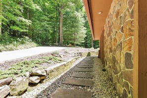 Property grounds - Salt Run Retreat| Trails, Decks, & Screened Porch (Granville)