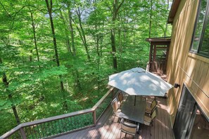 Outdoor dining - Salt Run Retreat| Trails, Decks, & Screened Porch (Granville)