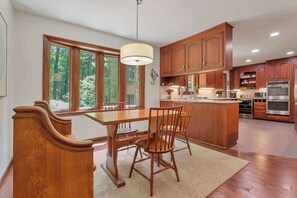 Dining - Salt Run Retreat-Secluded home with nature trails (Granville)