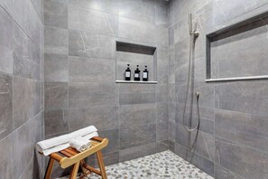 Badewanne, Haartrockner, Handtücher