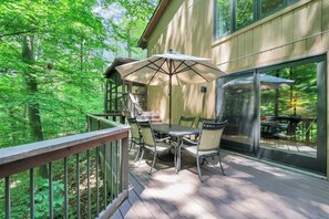 Outdoor dining - Salt Run Retreat-Secluded home with nature trails (Granville)