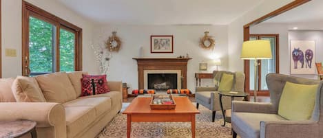 Fernseher, Kamin, Arbeitsbereiche