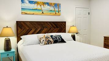 3 quartos, ferros/tábuas de passar roupa, berço de viagem