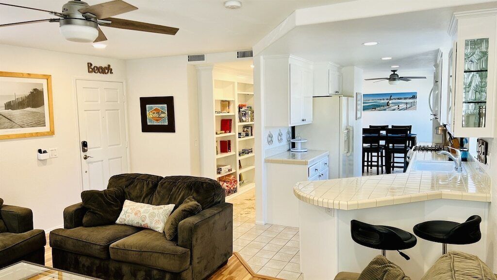Smart TV, chimenea, reproductor de DVD y libros 