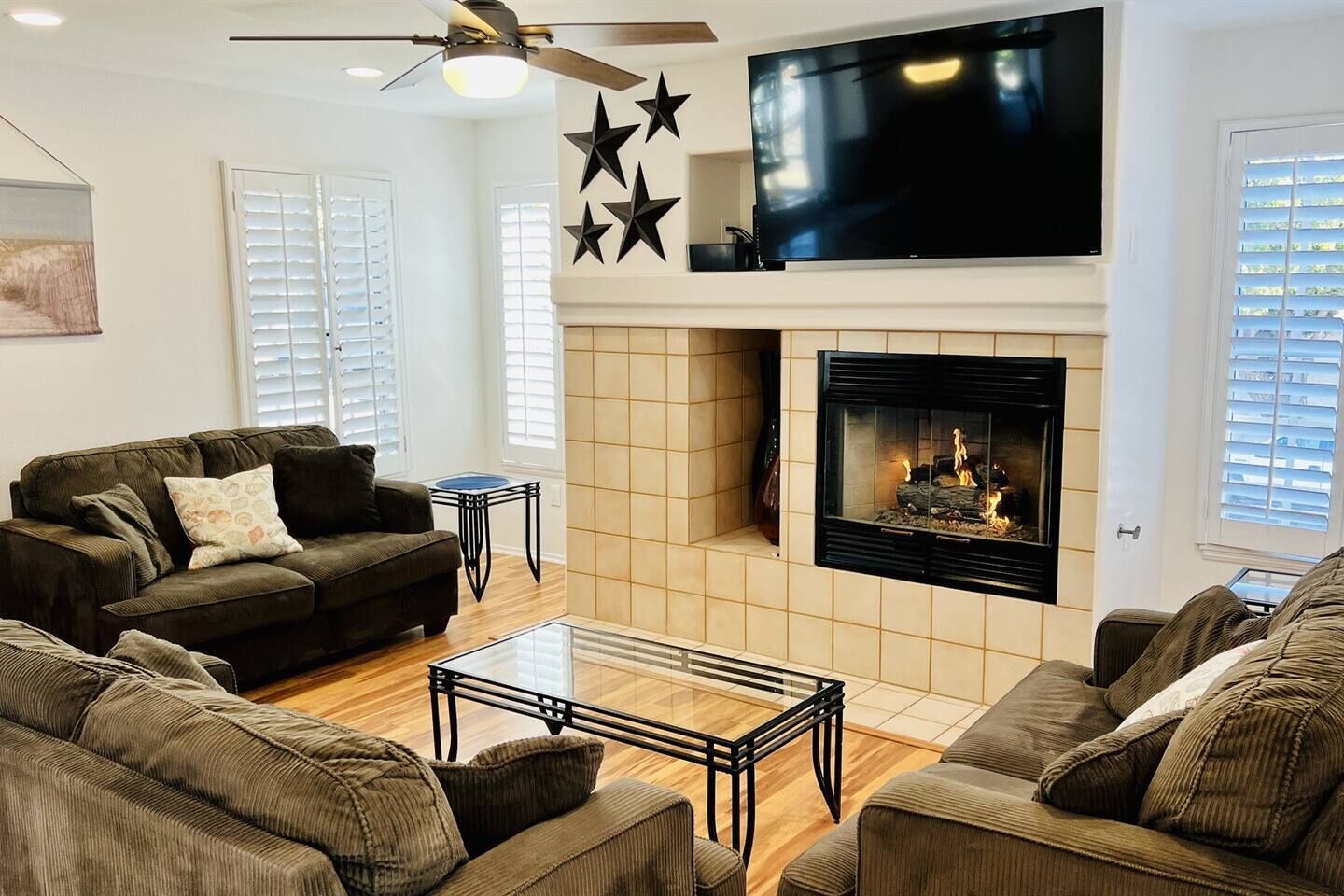 Een smart-tv, een open haard, een dvd-speler en boeken