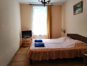 2 bedrooms, iron/ironing board, WiFi