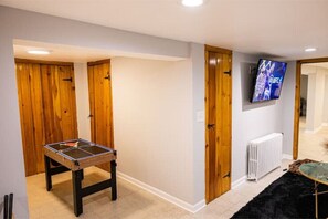 Games room - Modern Studio Getaway | 20 MINS to NYC | 10MIN EWR (Bayonne)