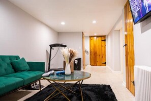 Interior - Modern Studio Getaway | 20 MINS to NYC | 10MIN EWR (Bayonne)