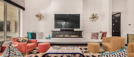 Smart TV, fireplace