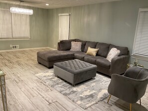 Smart TV, caminetto, libri, monitor per computer