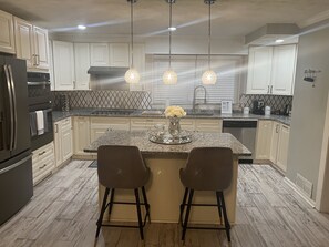 Frigorifero, microonde, forno, piano cottura