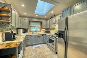 Jääkaappi, mikroaaltouuni, uuni, liesi