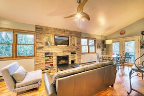 Älytelevisio, takka, kirjoja