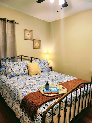4 bedrooms, desk, iron/ironing board, travel cot - 3BR Family Home, Great Neighborhood, Prime Location, Pet Friendly & Huge Yard (Houston)