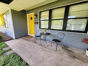 Outdoor dining - 3BR Family Home, Great Neighborhood, Prime Location, Pet Friendly & Huge Yard (Houston)