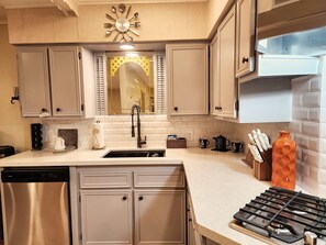 Refrigerador, microondas, parrilla de estufa y lavavajillas 