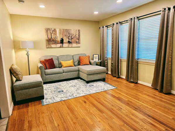Smart TV, books - 3BR Family Home, Great Neighborhood, Prime Location, Pet Friendly & Huge Yard (Houston)