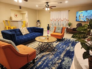 Smart TV, books - 3BR Family Home, Great Neighborhood, Prime Location, Pet Friendly & Huge Yard (Houston)