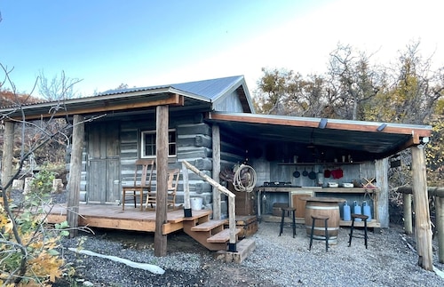 Stagecoach Cabin - antique western charm