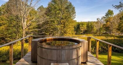 Cabin in the woods w cedar Hot Tub + private pond