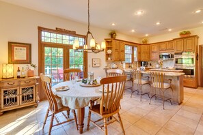 Dining - Spacious Greenbrier Vacation Rental on ~ 4 Acres! (Greenbrier)