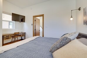 2 bedrooms, desk, iron/ironing board, travel cot