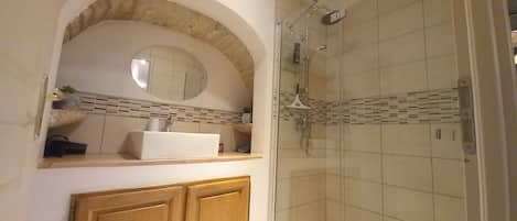 Dusche, Haartrockner, Handtücher, Shampoo