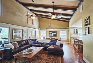 TV connectée, cheminée, table de tennis de table, chaîne hi-fi