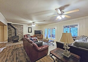 TV connectée, cheminée, table de tennis de table, chaîne hi-fi