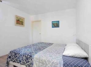2 bedrooms, iron/ironing board, internet, bed sheets