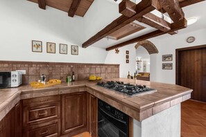 Køleskab, mikrobølgeovn, ovn, kogeplade