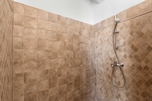 Shower, hair dryer, towels, soap - Villa Beauty with Private Pool (Premantura)