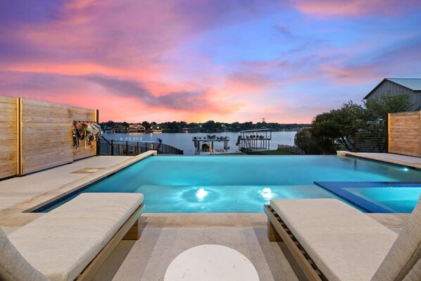 Alberca al aire libre y alberca climatizada