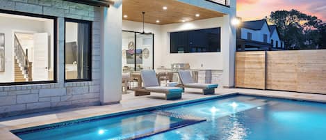 Alberca al aire libre y alberca climatizada